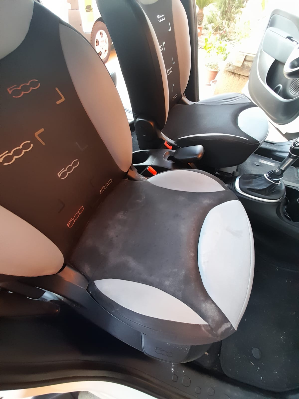 Sedili auto prima della pulizia - macchie visibili