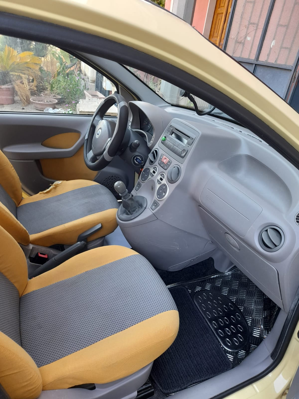 Tappezzeria auto ripulita e igienizzata