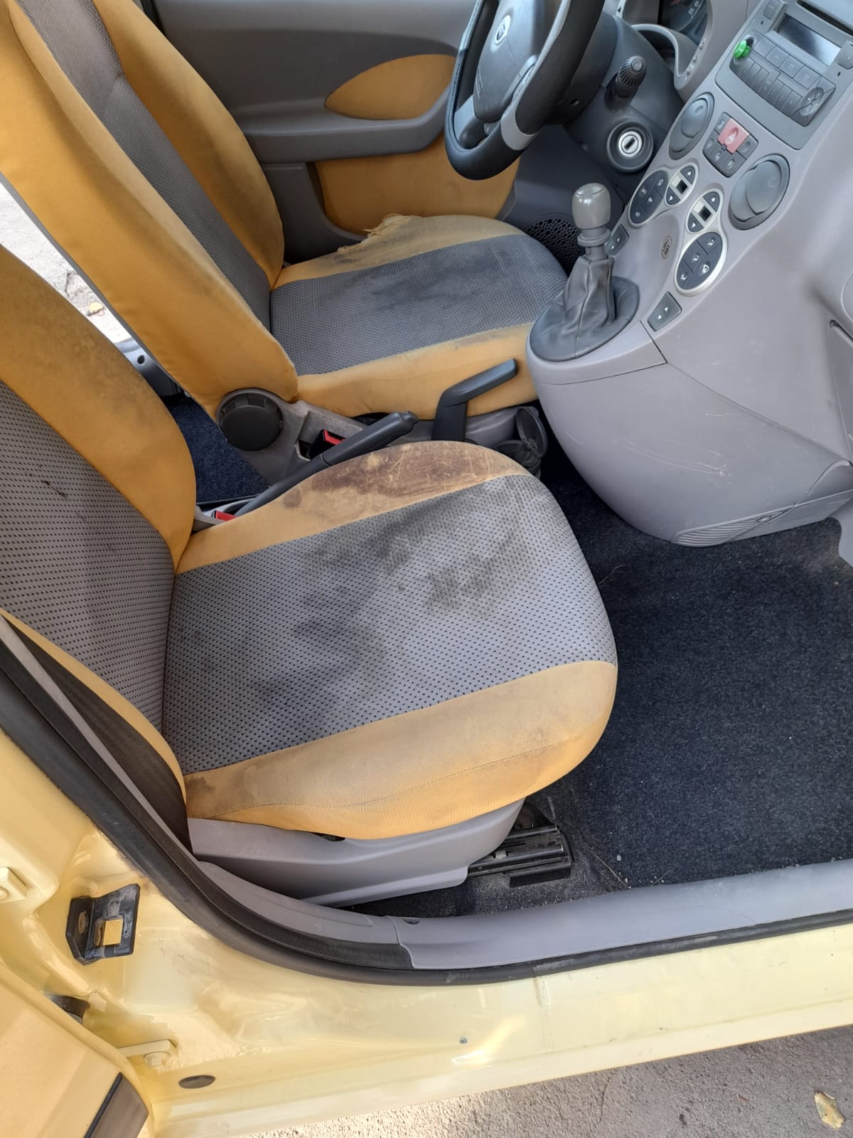 Tappezzeria auto sporca prima del trattamento