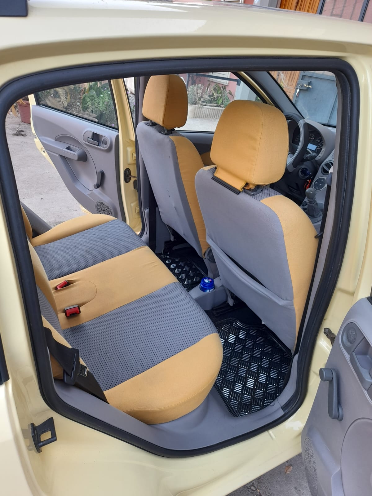 Interno auto dopo trattamento vapore 180 gradi