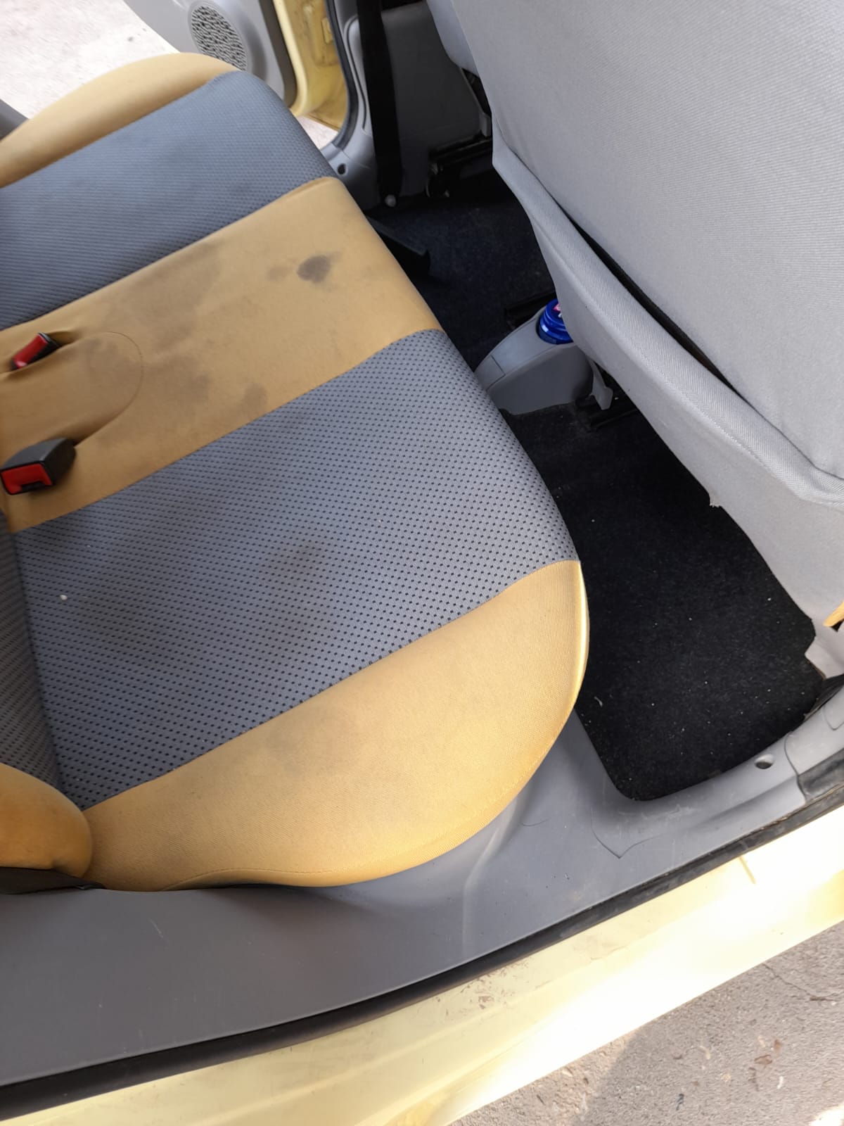 Interno auto prima della pulizia professionale