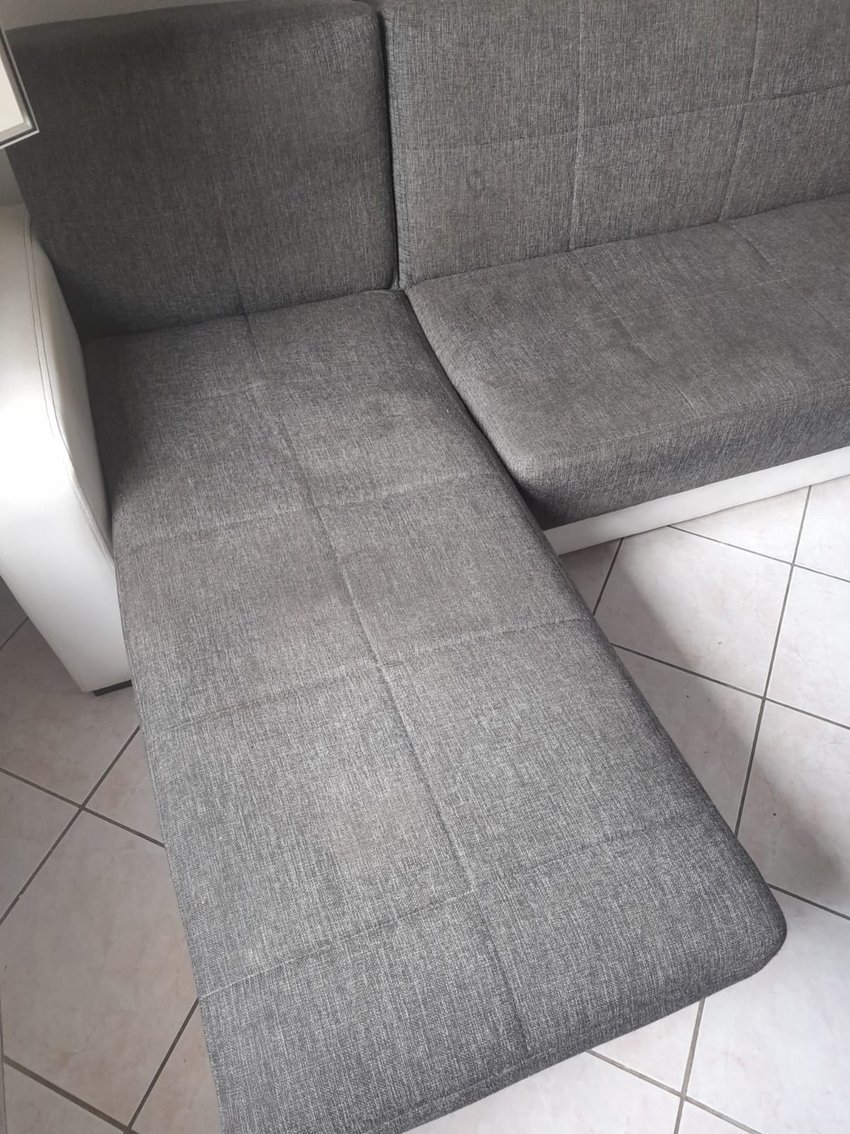 Divano sporco prima della pulizia